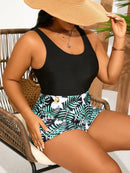 Maiô feminino tipo short com estampa tropical Joicy. Plus Size