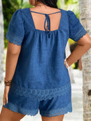 Conjunto feminino de blusa e bermuda com detalhes de renda Alida. Plus Size