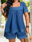 Conjunto feminino de blusa e bermuda com detalhes de renda Alida. Plus Size