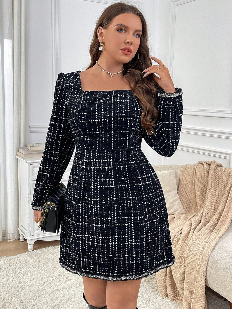 Vestido Feminino com decote quadrado e estampa xadrez - Sienna. Plus Size