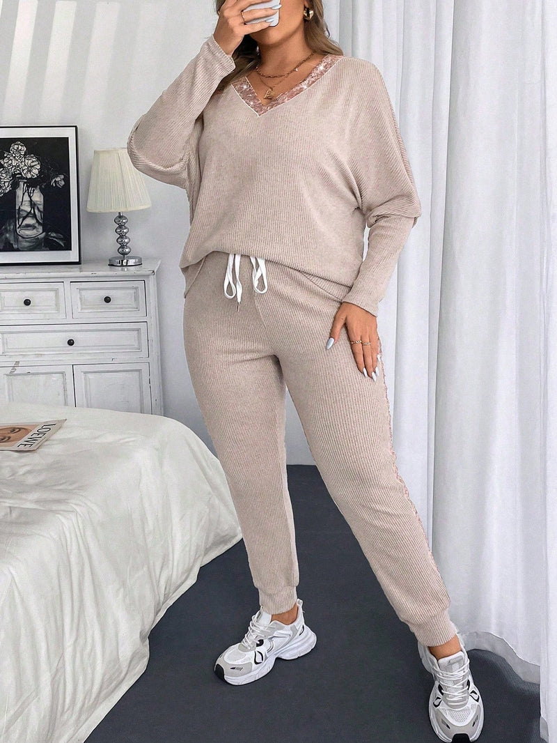 Conjunto Feminino com Decote em V e Detalhes em Barras e Calça Slim Fit - Melissa. Plus Size