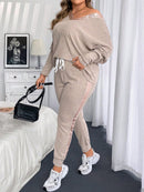 Conjunto Feminino com Decote em V e Detalhes em Barras e Calça Slim Fit - Melissa. Plus Size