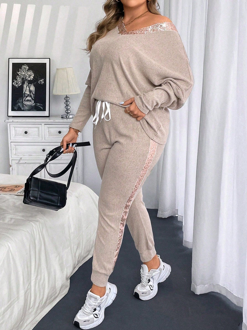 Conjunto Feminino com Decote em V e Detalhes em Barras e Calça Slim Fit - Melissa. Plus Size