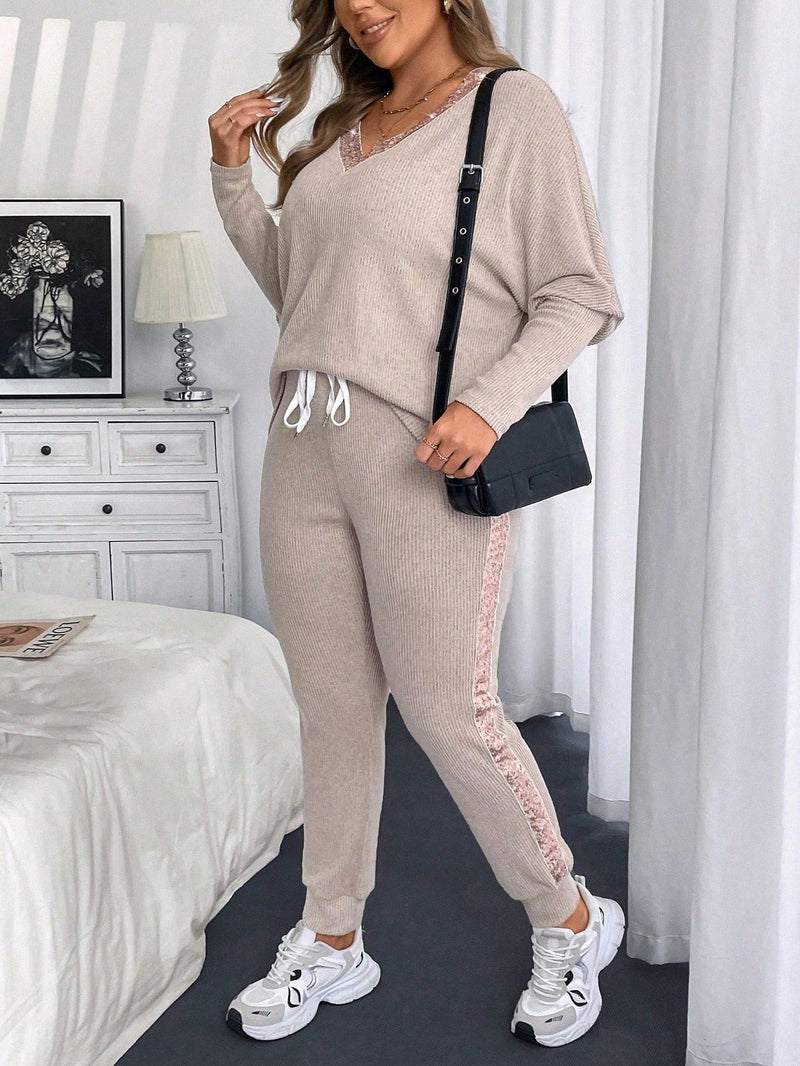 Conjunto Feminino com Decote em V e Detalhes em Barras e Calça Slim Fit - Melissa. Plus Size