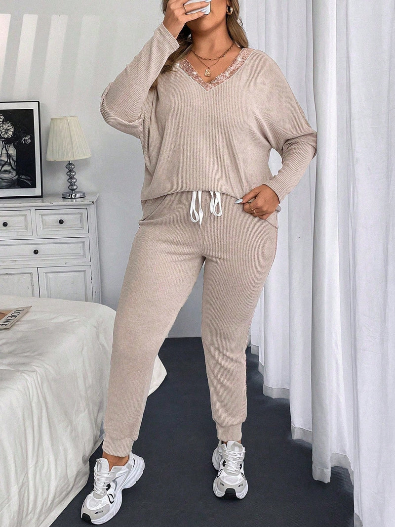 Conjunto Feminino com Decote em V e Detalhes em Barras e Calça Slim Fit - Melissa. Plus Size