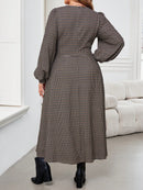 Vestido Feminino Bainha Dividida e Estampa Xadrez - Mirele. Plus Size