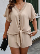 Conjunto feminino com detalhes de renda e falsos botões Lenny. Plus Size