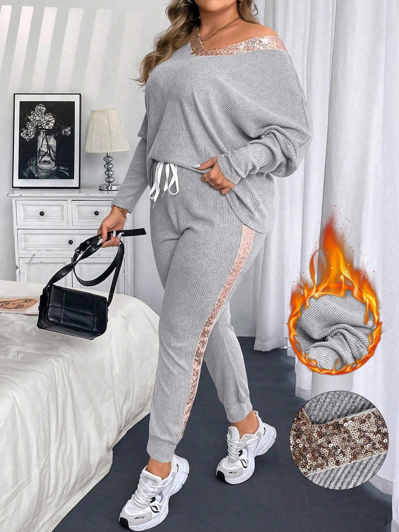 Conjunto Feminino com Decote em V e Detalhes em Barras e Calça Slim Fit - Melissa. Plus Size