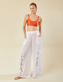 Calça Fluida Cós Renda com Elástico e Detalhes Barra Bordado Inglês