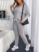 Conjunto Feminino com Decote em V e Detalhes em Barras e Calça Slim Fit - Melissa. Plus Size