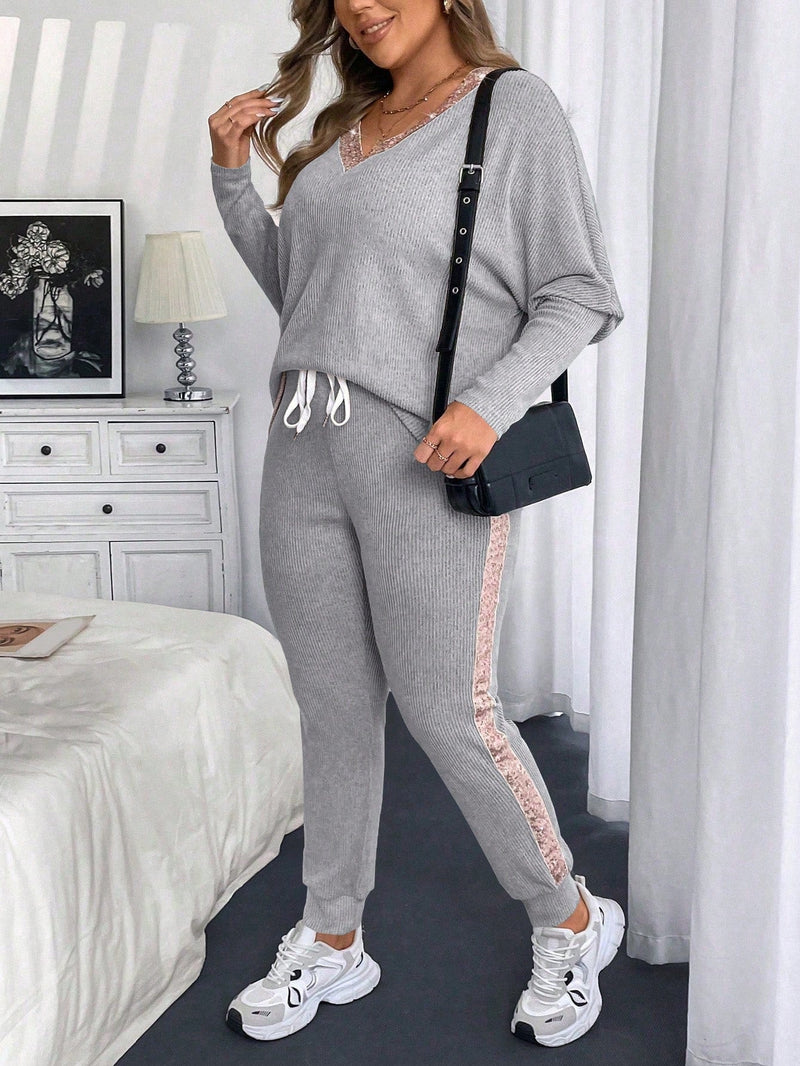 Conjunto Feminino com Decote em V e Detalhes em Barras e Calça Slim Fit - Melissa. Plus Size