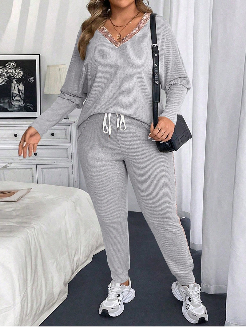 Conjunto Feminino com Decote em V e Detalhes em Barras e Calça Slim Fit - Melissa. Plus Size