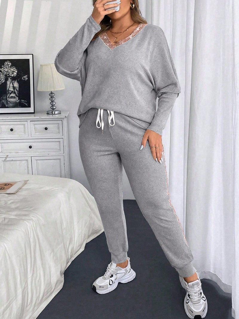 Conjunto Feminino com Decote em V e Detalhes em Barras e Calça Slim Fit - Melissa. Plus Size