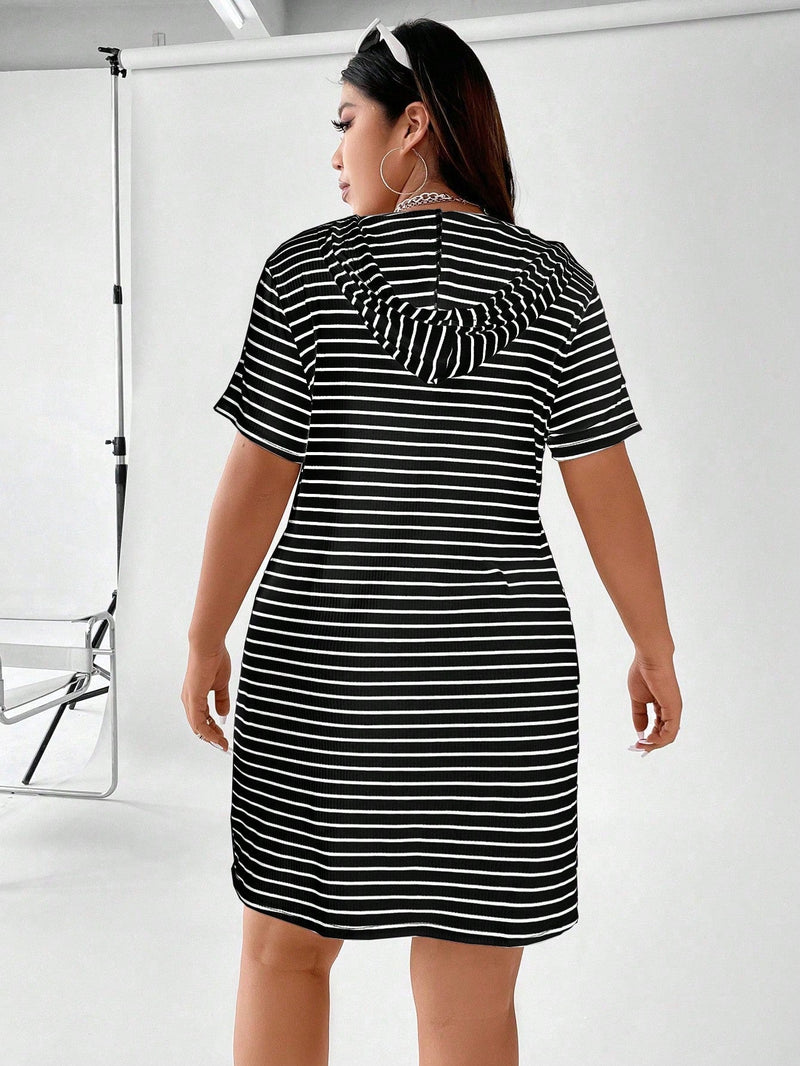 Vestido Feminino com Capuz Listrado Emily Plus Size