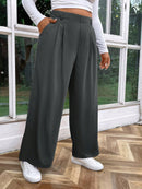 Calça feminina de cintura alta com pregas Iris. Plus Size