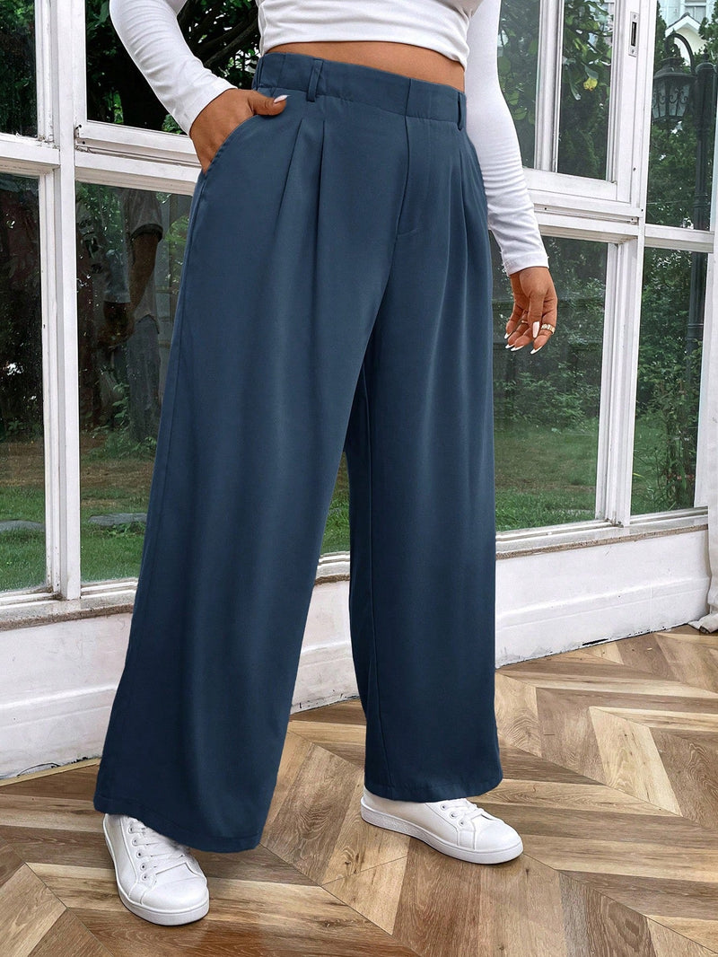 Calça feminina de cintura alta com pregas Iris. Plus Size