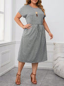 Vestido Feminino Listrado com Cintura Ajustável - Larissa. Plus Size