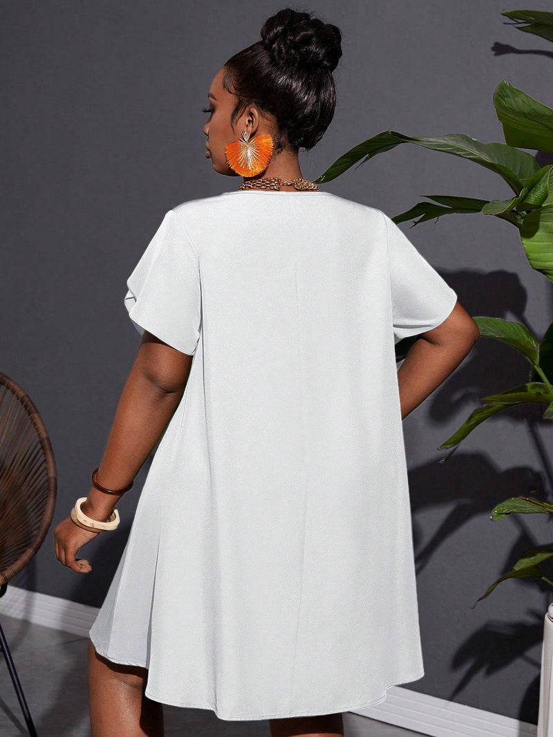 Vestido feminino com detalhe de nó torcido Jessica. Plus Size