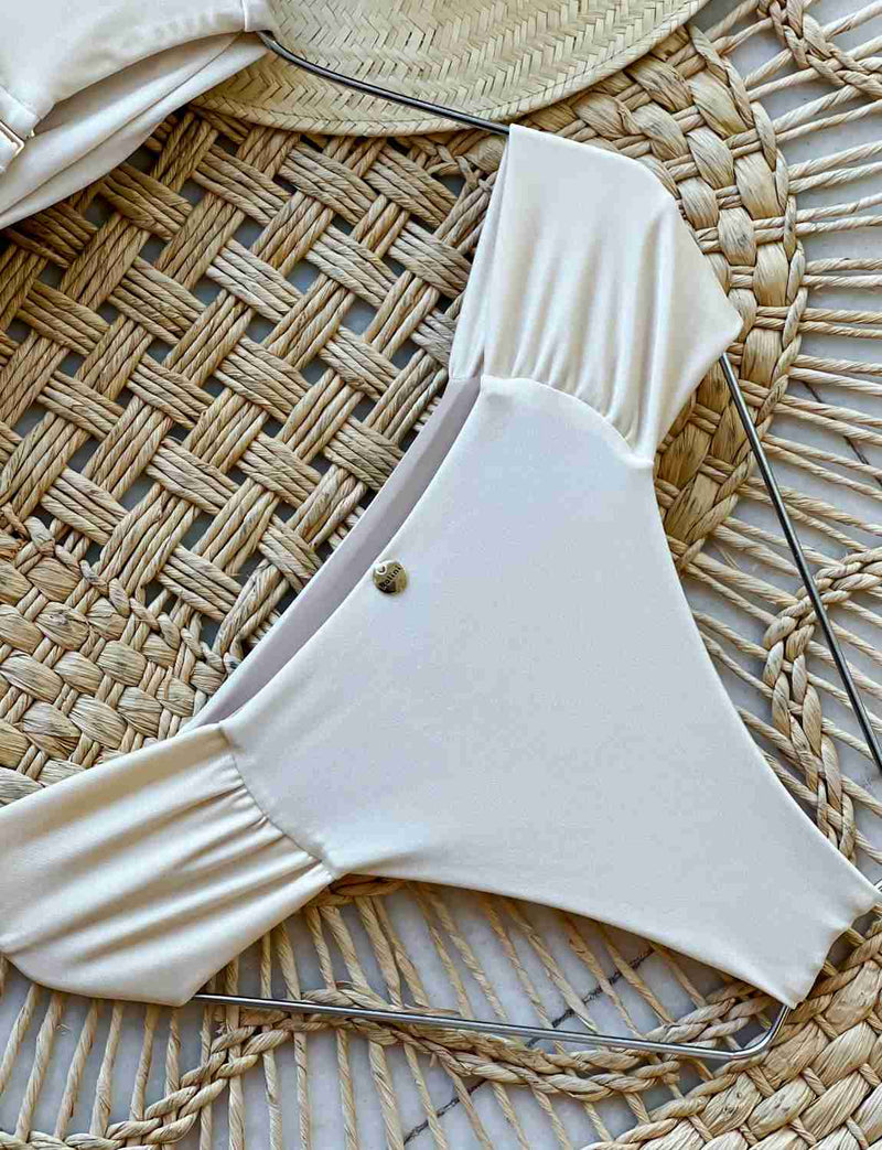 Biquíni Assimétrico Detalhe Fivela Off