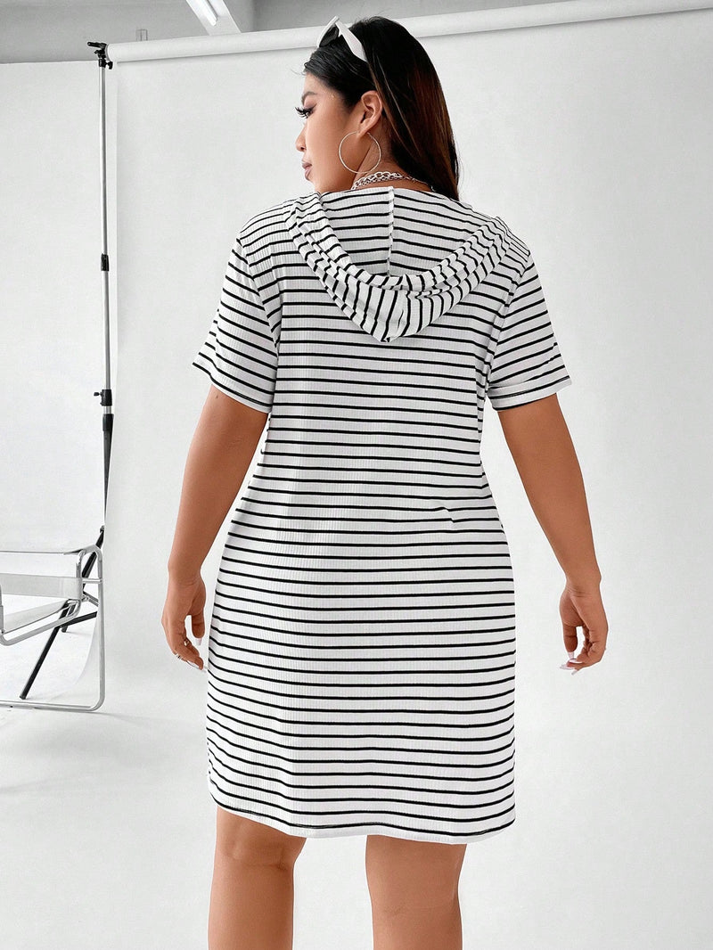 Vestido Feminino com Capuz Listrado Emily Plus Size