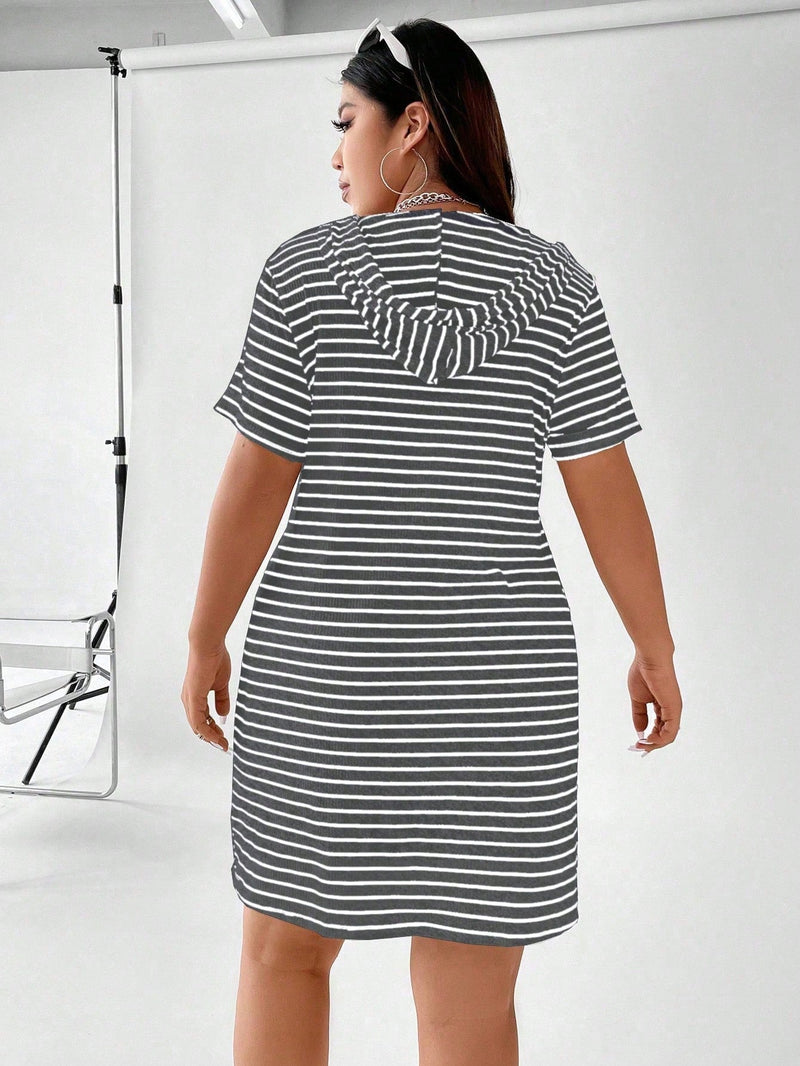 Vestido Feminino com Capuz Listrado Emily Plus Size