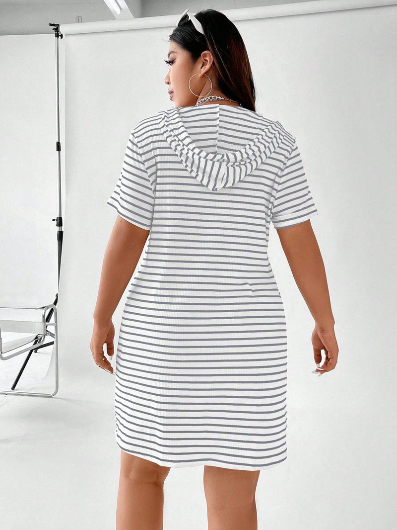 Vestido Feminino com Capuz Listrado Emily Plus Size